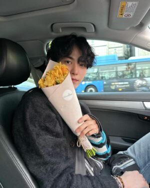 Hur Hyun-jun Instagram - 독감 조심하세요🌼

Don’t get sick my dears (hurshey’s)

아 팔 다친건 예전이라 걱정하지마셔요

Don’t worry it’s not now
