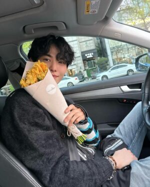 Hur Hyun-jun Instagram - 독감 조심하세요🌼

Don’t get sick my dears (hurshey’s)

아 팔 다친건 예전이라 걱정하지마셔요

Don’t worry it’s not now