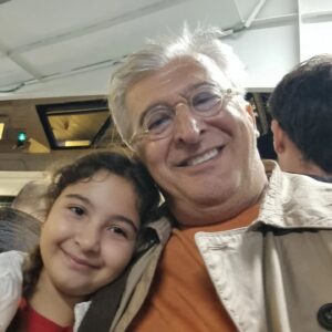 Hüseyin Avni Danyal Instagram - Dünya kız çocukları gününde yanımda bi tanesi var. Diğerine de @elifdanyal sevgiler #dünyakızçocuklarıgünü