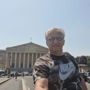 Hüseyin Avni Danyal Instagram - Kısa bir Paris molası. #paris #france #tatil #aile