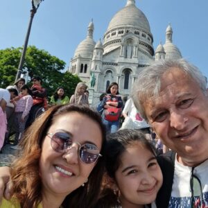 Hüseyin Avni Danyal Instagram - Kısa bir Paris molası. #paris #france #tatil #aile