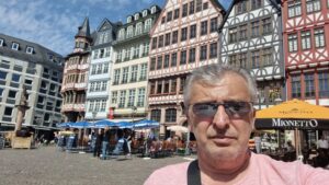 Hüseyin Avni Danyal Instagram - Almanya oyuncu arkadaşım @basagu Başak Daşman'a vize vermediği için iş için geldiğimiz Frankfurt'ta turist durumuna düştük. Ne diyelim kader kısmet kör talih. Şaşırdık mı? Hayır..#tiyatro #almanya #kelepçekullanmakılavuzu #frankfurttiyatrofestivali #germany
