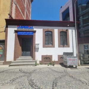 Hüseyin Avni Danyal Instagram - Trabzon'da Okuduğum İskender paşa ilkokulu İletişim bakanlığına,babaevimiz hastahaneye dönüşmüş..Çok ağrıma gitti. Bir tek doğduğum apartman ve sokak aynı kalınca mutlu oldum. Yaşlandıkça eskiye bağımlılık mı artıyor ne? Bu arada sokağın sağındaki boyalı kapıda sevgili @sunay.akin ın oturduğu evdir..#trabzon