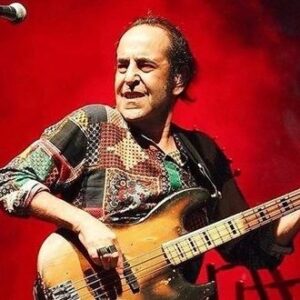 Hüseyin Avni Danyal Instagram - Çok değerliydi çok özeldi bizim kuşak için  müzisyenliği..Sonraları oyuncu olarak beğeni ile izledik.Yeri dolmaz..Yattığın yer incitmesin ,toprağın bol olsun #özkanuğur