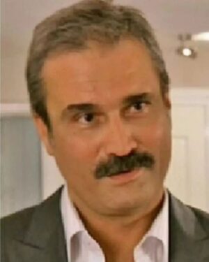 Hüseyin Avni Danyal Instagram - Ah be Levent. 58 yaşında bu ne acele. Geçen hafta telefondaki sesin hala kulağımda. Yaz için plan yaptık be Levent.😔 Yattığın yer incitmesin. Toprağın bol olsun kardeşim.#leventgüner #tiyatro #oyuncu
