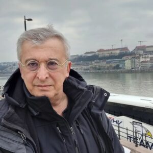 Hüseyin Avni Danyal Instagram - Macaristan parlamento binası ve Buda ile Peşte 'yi ayıran Tuna nehri #budapest #hungary #seyehat