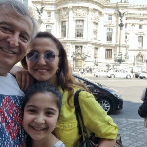 Hüseyin Avni Danyal Instagram - Kısa bir Paris molası. #paris #france #tatil #aile