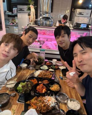 Hwang Chi-yeul Instagram - 뭐먹지.... 오늘은 특별한걸 먹고싶은데  #제육볶음