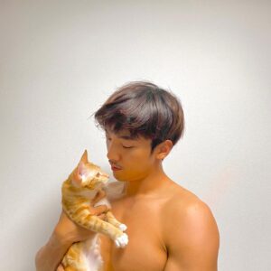 Hwang Hee Instagram - 이름 주원탁  고향 연천 세트장  특징 취할건취하고버릴건버린다  먹이주면 오고 만지려면 튄다  흰신발이 항상 깨끗하다