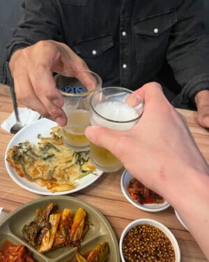 Hwang Hee Instagram - 얼마전 비오던 날 . 작은 골목에 있는 가게에서 만나기로 급히 약속을 정하고 하나둘씩 모여들었다.  각자의 고민을 안고서 .그날도 결국 기승전팔씨름으로 끝났지만 분명 서로가 충전을 해줬다 . 하나둘 가게문을 들어올때마다 매번 그렇게 반가울수가 없다. 구미호뎐이 더더 사랑받길 진심으로 바란다 난 . 화이팅이다