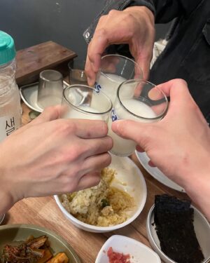 Hwang Hee Instagram - 얼마전 비오던 날 . 작은 골목에 있는 가게에서 만나기로 급히 약속을 정하고 하나둘씩 모여들었다.  각자의 고민을 안고서 .그날도 결국 기승전팔씨름으로 끝났지만 분명 서로가 충전을 해줬다 . 하나둘 가게문을 들어올때마다 매번 그렇게 반가울수가 없다. 구미호뎐이 더더 사랑받길 진심으로 바란다 난 . 화이팅이다