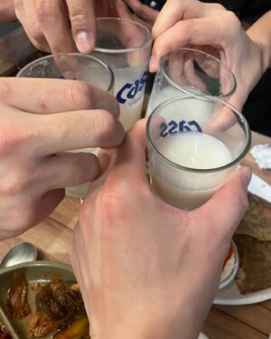 Hwang Hee Instagram - 얼마전 비오던 날 . 작은 골목에 있는 가게에서 만나기로 급히 약속을 정하고 하나둘씩 모여들었다.  각자의 고민을 안고서 .그날도 결국 기승전팔씨름으로 끝났지만 분명 서로가 충전을 해줬다 . 하나둘 가게문을 들어올때마다 매번 그렇게 반가울수가 없다. 구미호뎐이 더더 사랑받길 진심으로 바란다 난 . 화이팅이다