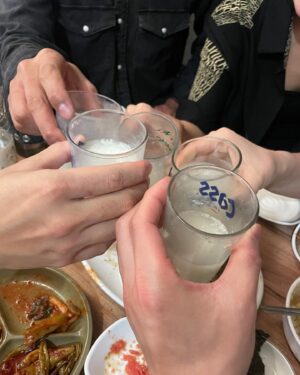 Hwang Hee Instagram - 얼마전 비오던 날 . 작은 골목에 있는 가게에서 만나기로 급히 약속을 정하고 하나둘씩 모여들었다.  각자의 고민을 안고서 .그날도 결국 기승전팔씨름으로 끝났지만 분명 서로가 충전을 해줬다 . 하나둘 가게문을 들어올때마다 매번 그렇게 반가울수가 없다. 구미호뎐이 더더 사랑받길 진심으로 바란다 난 . 화이팅이다