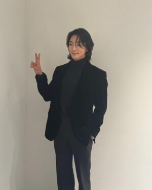 Hwang Hee Instagram - 우리 내년에도 화이팅합시다 사랑한다!!! 🤛🏾🤛🏾🤛🏾❤️