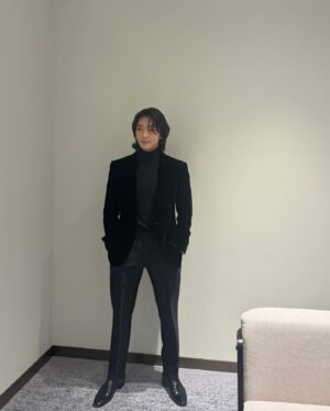 Hwang Hee Instagram - 우리 내년에도 화이팅합시다 사랑한다!!! 🤛🏾🤛🏾🤛🏾❤️