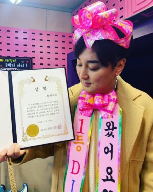 Hwang Je-sung Instagram - 황제파워 퐝뎅이 청취자 여러분 진짜 너무 좋은 선물 주신거 아입니꽈‼️‼️😍😍😍😍😍😍😍

프로그램 이름 놀림받으며(정력제이름같다고) 시작한지 얼마 되지도 않았는데 ㅜㅜ

시작한지 얼마 되지도 않았고 제가 너무 부족해서 
솔직히 청취율 기대는 내려놓고있었는데 ㅜㅜ 

그런 황제파워가 ‼️ 
청취율조사 동시간대 1위ㅜㅜ 대한민국 라됴 5위‼️너무너무 과분한 선물을 받았네요🫣🫣🫣🫣

이게 모두 그대들이 주신 미리 크리스마스 선물이라고 생각하겠습니다~ ❤️❤️❤️

아무튼 우리 퐝뎅이들 선물 고마워요 잘받겠습니다!!
우리 프로그램 전화 연결이 잦은데 잘 받아주셔서 감사하고. 또 통화하면 ‘팡디 요즘 사는데 너무 힘이 되줘서 고마워요’ 라고 말해주셔서 저도 항상 고맙고 갬동하고(티는 안내지만..속으로 엄청) 막 그렇답니다 ㅜㅜ 
우리 다같이 1위한거 퐝뎅이들도 축하해요~^^
(우린가족이니께니)

앞으로 더 자주 걸텐데(제가 전화를좋아라합니다) 요즘 전화 연결 되시면 사기 아니냐고 물어보는 퐝뎅이 들이 많아요. 자꾸 증명해보라고 하시는 분들 계시는데 아닙니다 저에요 ㅋㅋㅋㅋ

제가 더 노력해서 이자리에 앉아 있는 동안 sbs창고를 가죽만 남기겠습니다❗️🫡🫡🫡🫡🫡🫡

오늘은 맘편히 맛있는거 한번 찌끄리고 자빠져 자겠습니다 그게행복!

Ps. 나의 컨트롤 타워 제작진들 사랑합니다
 

#황제파워
#107.7
#퐝뎅이
#사랑해
#첫단추
#휴
