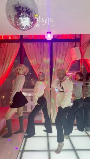 Hwang Je-sung Instagram - 매니악이 되어버린 킹스미스 With #비비지 

#kingsmith #황제성
#매니악챌린지 #VIVIZ
#MANIAC #은하 #신비 #엄지