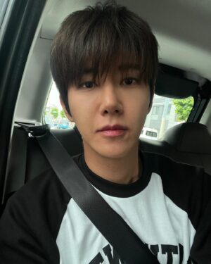 Hwang Kwang-hee Instagram - 솔직히 잘생이네 오늘😈