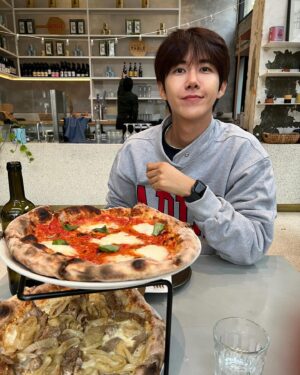 Hwang Kwang-hee Instagram - 오늘 저메츄는 피자 🍕