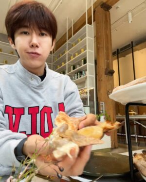 Hwang Kwang-hee Instagram - 오늘 저메츄는 피자 🍕