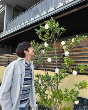 Hwang Kwang-hee Instagram - 좋은 날씨 , 많이 걸었어 🍵🌿