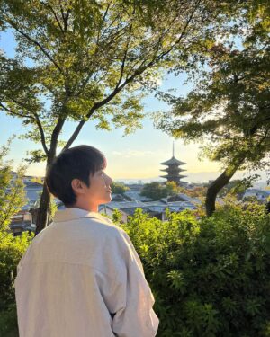 Hwang Kwang-hee Instagram - 좋은 날씨 , 많이 걸었어 🍵🌿