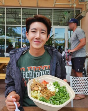 Hwang Kwang-hee Instagram - 튼튼하게 채소도 많이 먹고 🥬🥒🥑🫑아이스크림도 맨날 나만 먹으니까 오늘은 한 입 먹어봐요🍨🍦🍧파파라치 놀이도 하고👻have a good day🤩