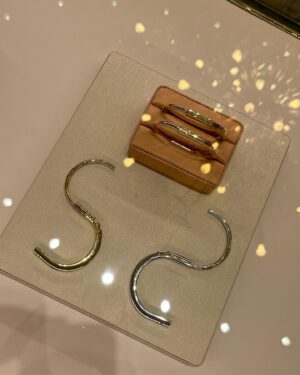 Hyun Woo-seok Instagram - #광고 @tiffanyandco 
‘현대백화점 무역센터점’ 1층에 새롭게 재단장한 부티크를 오픈하였습니다:) 

‘현대백화점 무역센터점’ 티파니 부티크는 뉴욕 5번가 티파니 플래그십 스토어를 그대로 옮겨 놓은 듯한 분위기를 자아내는 동시에 브랜드 고유의 럭셔리함과 세련된 아름다움을 선사합니다 ‘JOYFUL, ELEGANT, REFINED (즐겁고 우아하며 세련된) 컨셉을 기반으로 디자인 설계 되었다고 하는데요 시간을 초월하는 상징적인 브랜드의 요소들이 부티크 내 곳곳에 투영 되었다고 합니다

브랜드 시그니처 ’티파니 세팅 링‘을 비롯하여 여러 아이코닉한 컬렉션 제품들을 만나 보실 수 있습니다 🙌🏻🙌🏻
-
#티파니앤코 #tiffanyandco #현대무역