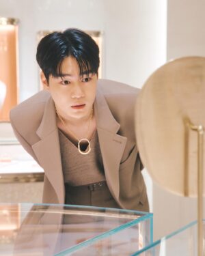 Hyun Woo-seok Instagram - #광고 @tiffanyandco 
‘현대백화점 무역센터점’ 1층에 새롭게 재단장한 부티크를 오픈하였습니다:) 

‘현대백화점 무역센터점’ 티파니 부티크는 뉴욕 5번가 티파니 플래그십 스토어를 그대로 옮겨 놓은 듯한 분위기를 자아내는 동시에 브랜드 고유의 럭셔리함과 세련된 아름다움을 선사합니다 ‘JOYFUL, ELEGANT, REFINED (즐겁고 우아하며 세련된) 컨셉을 기반으로 디자인 설계 되었다고 하는데요 시간을 초월하는 상징적인 브랜드의 요소들이 부티크 내 곳곳에 투영 되었다고 합니다

브랜드 시그니처 ’티파니 세팅 링‘을 비롯하여 여러 아이코닉한 컬렉션 제품들을 만나 보실 수 있습니다 🙌🏻🙌🏻
-
#티파니앤코 #tiffanyandco #현대무역