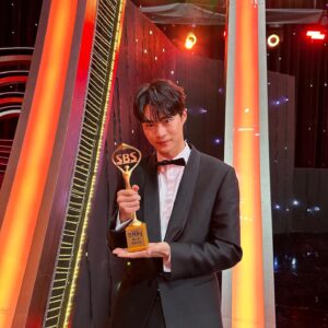 Hyun Woo-seok Instagram - 너무 좋은 작품으로 함께 할 수 있어서 영광이었습니다
감사합니다 새해 복 많이 받으세요! 
치얼업 최고! 🖤
#치얼업