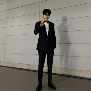 Hyun Woo-seok Instagram - 너무 좋은 작품으로 함께 할 수 있어서 영광이었습니다
감사합니다 새해 복 많이 받으세요! 
치얼업 최고! 🖤
#치얼업