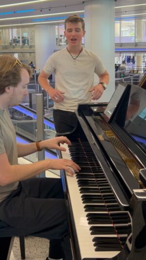Iain Armitage Instagram - Ran into the incredibly talented Iain Armitage @iain from @youngsheldoncbs at LAX on my way to London! 🎹 Not only is he a great actor, but his deep knowledge of jazz and incredible piano skills blew me away. We even jammed a bit of ‘Rhapsody in Blue’ together 🎹

Here’s another Gershwin tune 🎶 #YoungSheldon