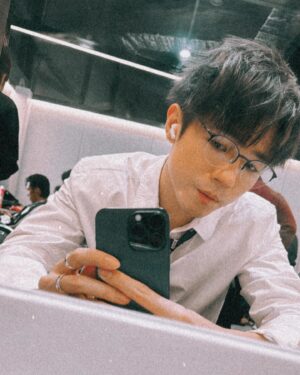 Ian Chan Instagram - -
試了兩副眼鏡