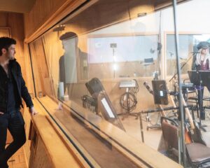 Ian Nelson Instagram - Amped for ‘22

Grateful to be working on some rad projects with such an amazing team!

Happy New Year! 🤍🤍
Ian

@sunsetsoundrecorders @dfdproductions 

📸 @zoesherphotography