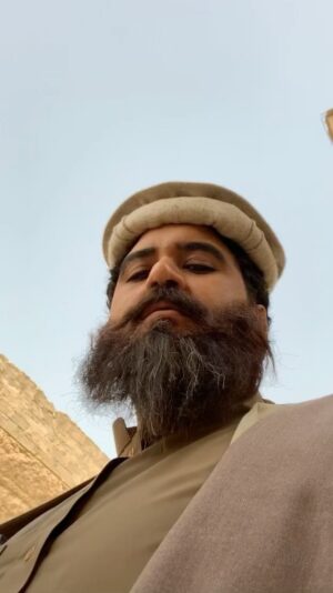 Ibrahim Alkhairallah Instagram - عبدالخالق مرسلي يقولي العيال متجمعين ان كان ودك تلعب معنا 😅