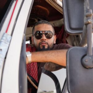 Ibrahim Alkhairallah Instagram - 🕊 ابو صقر من فيلم #أغنية_الغراب 

صور اوليه لشخصية جديدة علي و مختلفه حبيتها جداً 
انتهى من رحلة المهرجانات و يوم ١٨ مايو في صالات السينما السعودية. 

فيلم اغنية الغراب: 

* الفائز من مسابقة ضوء.

٣ جوائز في #مهرجان_أفلام_السعودية. 🌴

المرشح السعودي لمسابقة الافلام الدولية اوسكار.

عرض في مهرجان البحر الأحمر. 

اخراج : @alsalmangraphy 
بطولة : @aseem55 
انتاج: @telfaz11