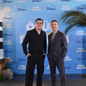 İbrahim Büyükak Instagram - Dün akşam bizi yalnız bırakmayan bütün dostlarımıza çok teşekkür ederim💙
Hepinizi çok seviyorum🫶

Özür Dilerim Cuma günü @disneyplustr ‘ta!