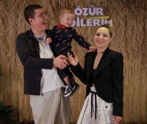 İbrahim Büyükak Instagram - Dün akşam bizi yalnız bırakmayan bütün dostlarımıza çok teşekkür ederim💙
Hepinizi çok seviyorum🫶

Özür Dilerim Cuma günü @disneyplustr ‘ta!