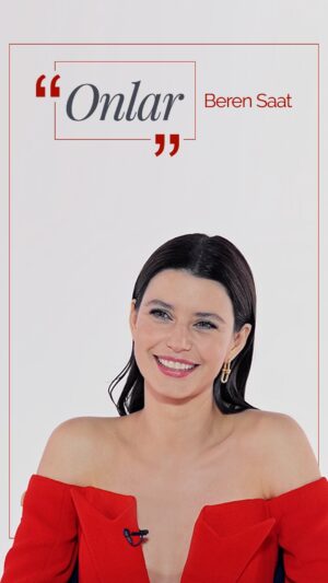 İbrahim Selim Instagram - Hanımlar beyler “Onlar”la tanışmaya hazır mıyız? Şahis kiplerine karşı yabancılaşacağınız bu formatımızda, işlerini takip ettiğimiz, günlük rutinlerini merak ettiğimiz ünlü konuklarımızla en sevdiğimiz şeyi yapıyoruz, tanışıyoruz. “Ajaba onlar da yemek yapmayı seviyor mu?”, “Böyle bir durumda kalsalar naparlar?” gibi soruların cevaplarını alırken bir yandan da karşı karşıya koyu bir muhabbete düşüyoruz. 

Konuğumuz “İstanbul İçin Son Çağrı” filminde gözlerimizi kamaştıran Beren Saat. Kendisiyle tanışmak, kahkaha atmak, akışkan bir sohbetin içinde olmak inanılmaz bir keyifti. “Onlar”la sizi baş başa bırakıyor, keyifli dakikalar diliyoruz efenim.