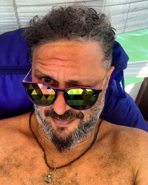 İbrahim Selim Instagram - Alnıma su kanalı yaptırdım, bence organik tarıma uygun.