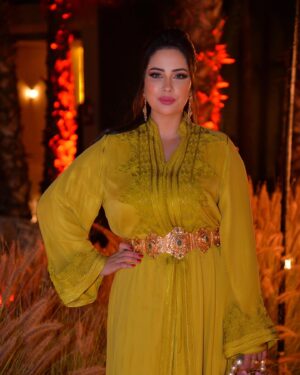 Ibtissam Laaroussi Instagram - 1/2/3/4 /5  اختارو معايا 🤦‍♀️🤦‍♀️🤦‍♀️

Caftan @majorelle.caftan 
Makeup @hasnaafriki 
@photo_tazi