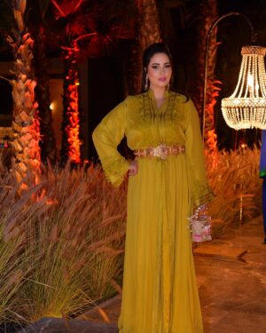 Ibtissam Laaroussi Instagram - 1/2/3/4 /5  اختارو معايا 🤦‍♀️🤦‍♀️🤦‍♀️

Caftan @majorelle.caftan 
Makeup @hasnaafriki 
@photo_tazi