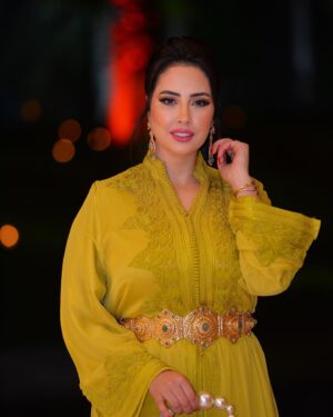 Ibtissam Laaroussi Instagram - 1/2/3/4 /5  اختارو معايا 🤦‍♀️🤦‍♀️🤦‍♀️

Caftan @majorelle.caftan 
Makeup @hasnaafriki 
@photo_tazi