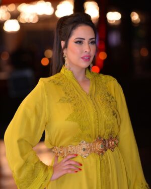 Ibtissam Laaroussi Instagram - 1/2/3/4 /5  اختارو معايا 🤦‍♀️🤦‍♀️🤦‍♀️

Caftan @majorelle.caftan 
Makeup @hasnaafriki 
@photo_tazi