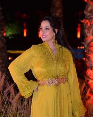 Ibtissam Laaroussi Instagram - 1/2/3/4 /5  اختارو معايا 🤦‍♀️🤦‍♀️🤦‍♀️

Caftan @majorelle.caftan 
Makeup @hasnaafriki 
@photo_tazi