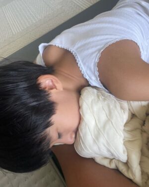 Ichikawa Ebizo XI Instagram - *
Hey? Hmm?
He’s sleeping on me🩷

BTW you’re mistakenly wearing Reika’s…
Yup.

あれ？

ん？

私の上に🩷

ってかさ
麗禾の間違えてきてるよ、、

うん。

#市川團十郎白猿 #市川海老蔵 #海老蔵 
#市川新之助 #成田屋 #歌舞伎 #成長記録 #子育てぐらむ #子供のいる暮らし #子どものいる暮らし #子育て日記 #三千世界 #children #childphotography #daughter #son #ABKAI #ABMORI #ebizoichikawa #ebizo #kabuki #thunderparty #theater #theaterarts #actor #japan #classic
