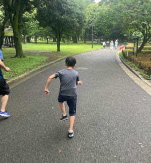 Ichikawa Ebizo XI Instagram - * Hey he’s goofing around and running at the same time.

なんか遊びながら

走っとる。

#市川團十郎白猿 #市川海老蔵 #海老蔵 
#市川新之助 #成田屋 #歌舞伎 #成長記録 #子育てぐらむ #子供のいる暮らし #子どものいる暮らし #子育て日記 #三千世界 #children #childphotography #daughter #son #ABKAI #ABMORI #ebizoichikawa #ebizo #kabuki #thunderparty #theater #theaterarts #actor #japan #classic