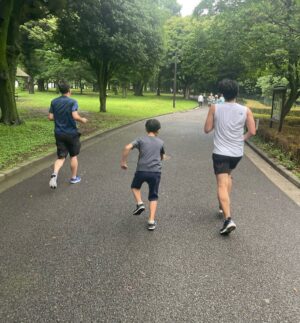 Ichikawa Ebizo XI Instagram - * Hey he’s goofing around and running at the same time.

なんか遊びながら

走っとる。

#市川團十郎白猿 #市川海老蔵 #海老蔵 
#市川新之助 #成田屋 #歌舞伎 #成長記録 #子育てぐらむ #子供のいる暮らし #子どものいる暮らし #子育て日記 #三千世界 #children #childphotography #daughter #son #ABKAI #ABMORI #ebizoichikawa #ebizo #kabuki #thunderparty #theater #theaterarts #actor #japan #classic