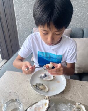 Ichikawa Ebizo XI Instagram - *
Kangen’s favorite❤️
Oysters😊✨

勸玄大好き❤
オイスター😊✨

#市川團十郎白猿 #市川海老蔵 #海老蔵 
#市川新之助 #成田屋 #歌舞伎 #成長記録 #子育てぐらむ #子供のいる暮らし #子どものいる暮らし #子育て日記 #三千世界 #children #childphotography #daughter #son #ABKAI #ABMORI #ebizoichikawa #ebizo #kabuki #thunderparty #theater #theaterarts #actor #japan #classic