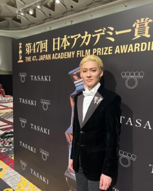 Ichikawa Somegorō VIII Instagram - ・
「レジェンド&バタフライ」森蘭丸役にて、第47回日本アカデミー賞新人俳優賞を受賞致しました。
この作品で関わってくださったスタッフ・キャストの皆さま、そしてこの作品に触れてくださったお客様お一人お一人に感謝申し上げます。
これからも“見果てぬ夢”を追いつづけながら、まだ見ぬ新境地を切り拓いていきたいと思います。
「レジェンド&バタフライ」prime videoで配信中ですのでぜひ何度でもご視聴ください。

#第47回日本アカデミー賞 
#レジェンドアンドバタフライ 
#市川染五郎 

#デヴィッドボウイ